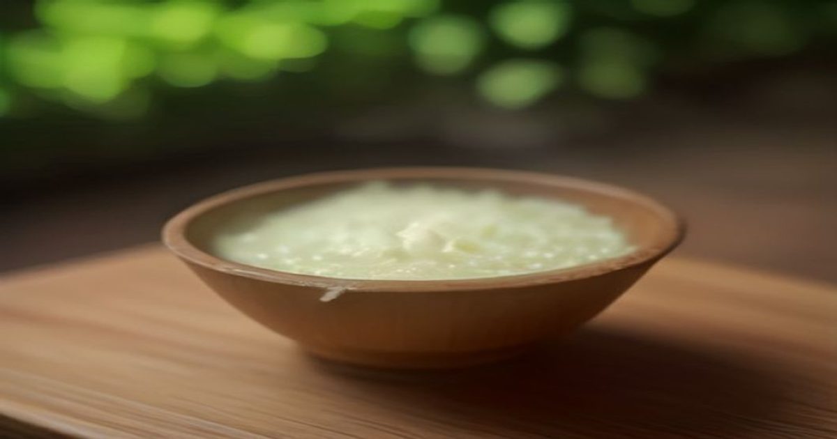 palipali 编辑部的工作台场景，桌上有打开的资料与电脑，暖黄灯光营造专注氛围